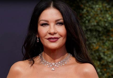 Catherine Zeta Jones, 55, poses nude as birthday present to。